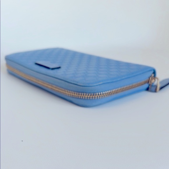 Gucci Guccissima Periwinkle Blue Zippy Wallet - Picture 4 of 9